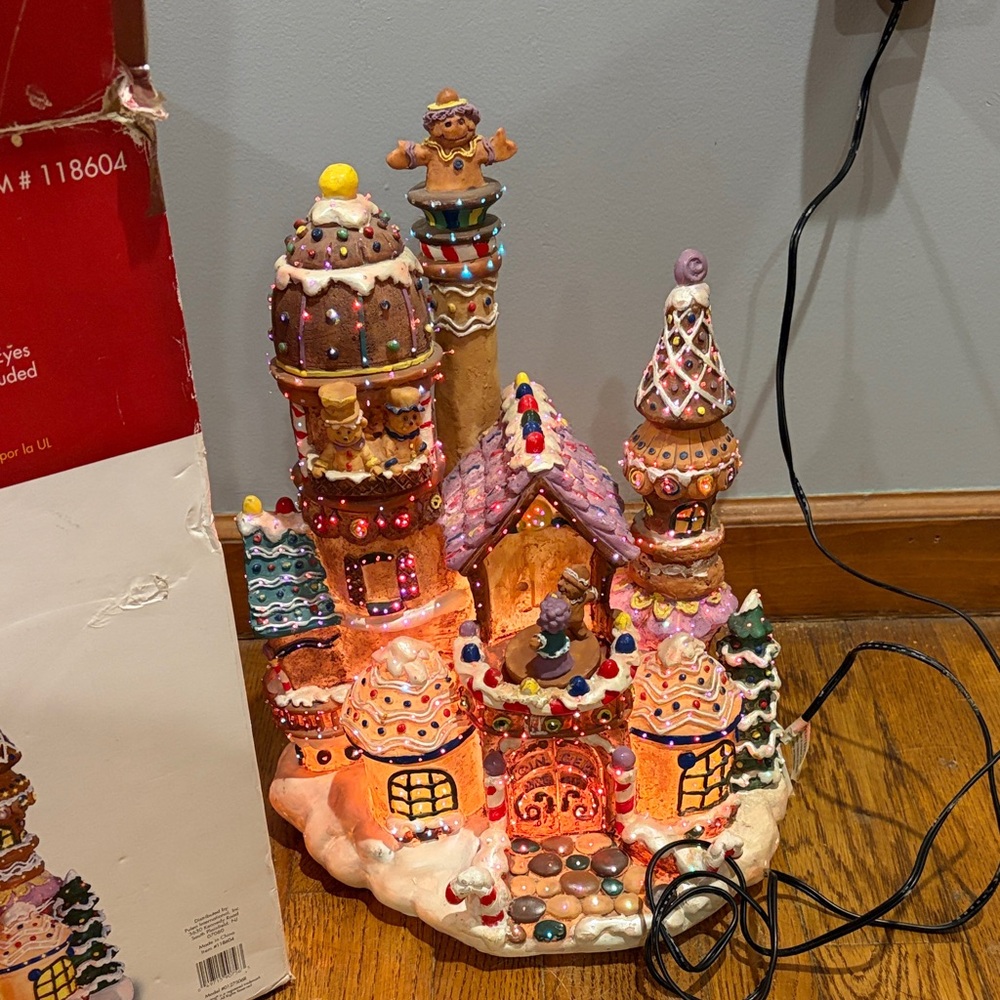 Holiday Living 15 inch fiber optic gingerbread scene